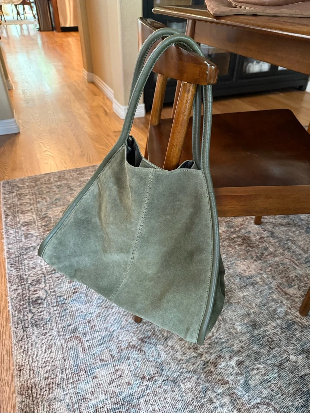 Viral ASOS DESIGN suede tubular tote bag in forest green - Picture 4 of 9